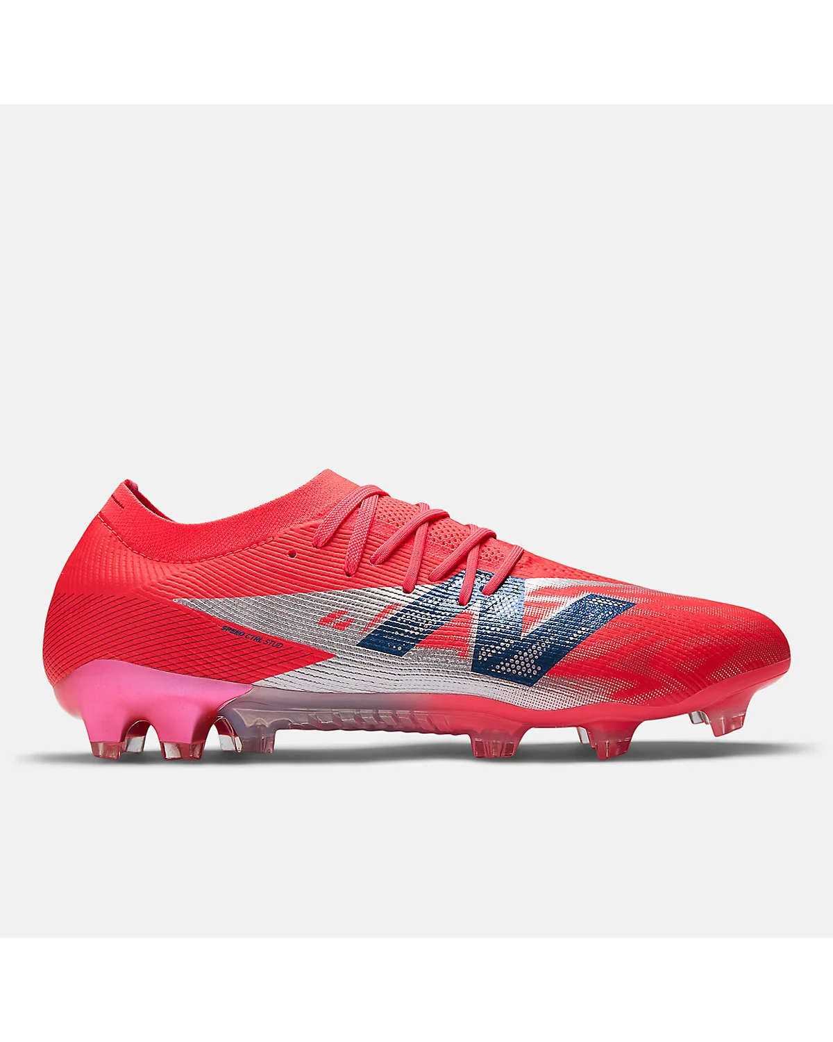Красные футбольные бутсы New Balance Furon Elite с серебристыми полосами, вид сбоку.