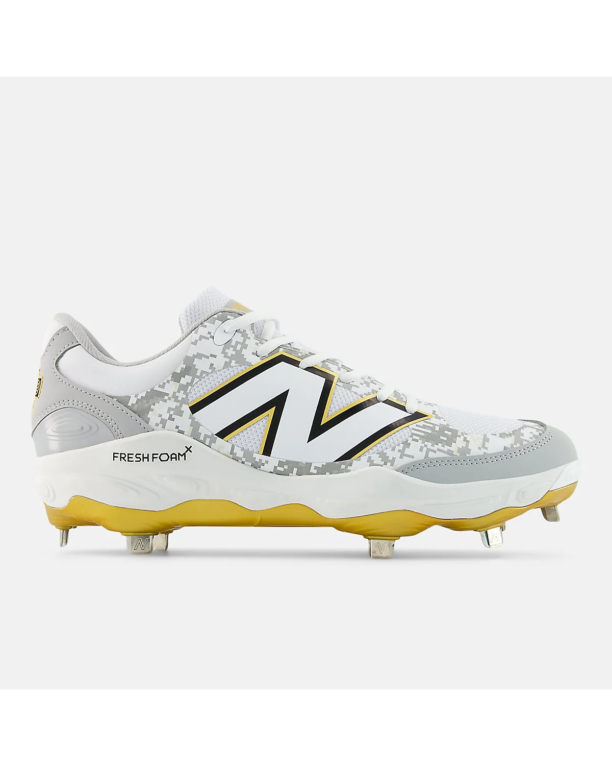 Бутсы New Balance 3000v7 камуфляжного зелёного цвета с серым и металлическими шипами, вид сбоку.