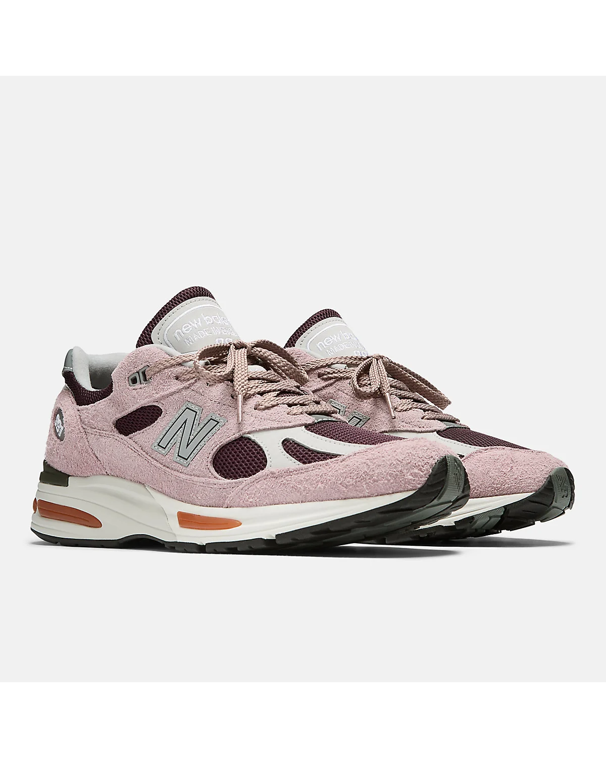 Сиреневые кроссовки New Balance 991v2 с инжирными и жемчужными оттенками, разносторонний вид.