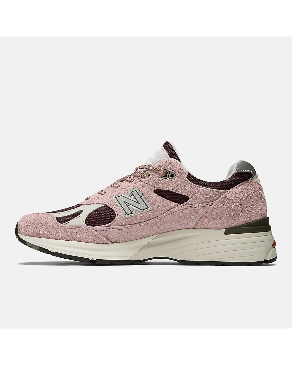Трёхслойная подошва кроссовок New Balance 991v2 в бежево-коричневых тонах с логотипом.