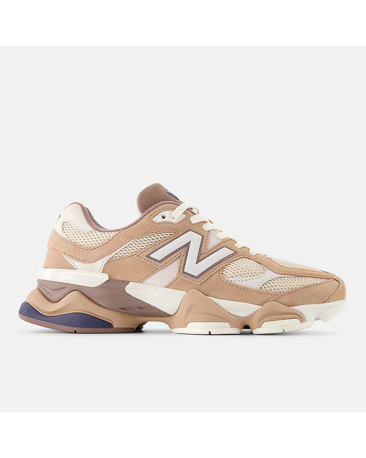 Бежевые кроссовки New Balance 9060 земляной тени с серо-бежевыми панелями, вид сбоку.