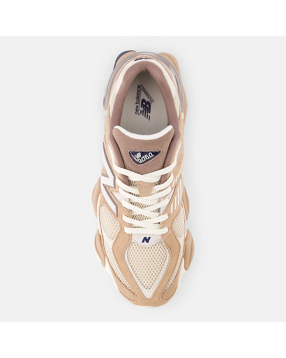 Боковой вид бежевых кроссовок New Balance 9060 с белой амортизирующей подошвой и пяткой.