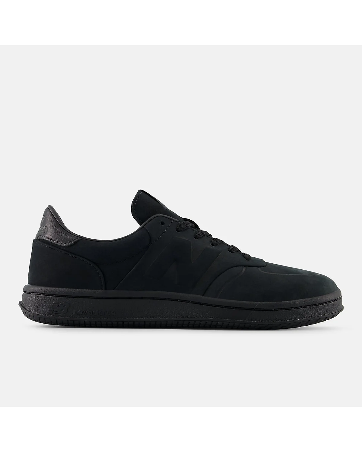 Чёрные замшевые кроссовки New Balance T500D с выцветшим чёрным и серой подошвой, вид сбоку.