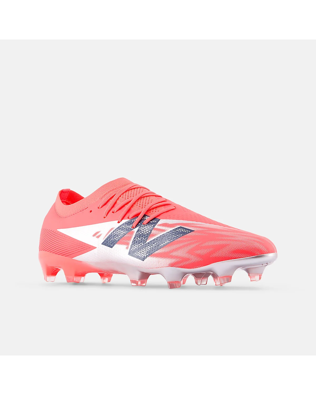 Красные бутсы New Balance с белой полоской и синим акцентом, другой ракурс