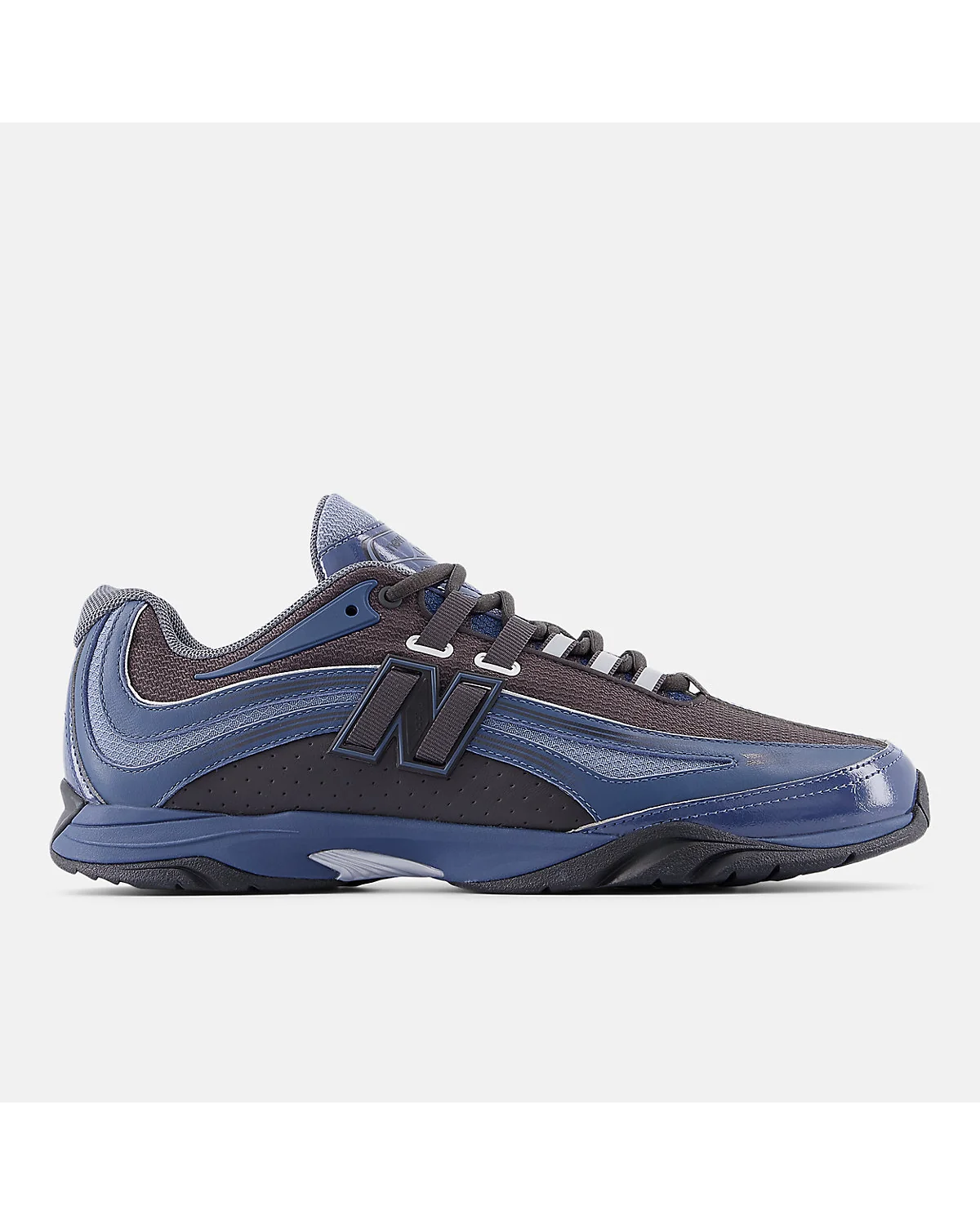 Чёрные кроссовки New Balance с голубыми вставками, вид сбоку