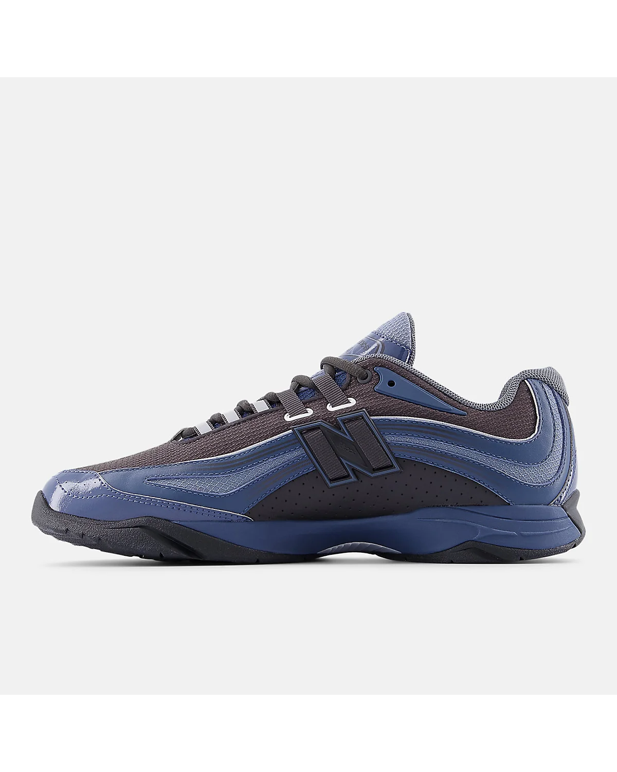 Подошва чёрных кроссовок New Balance с голубым элементом