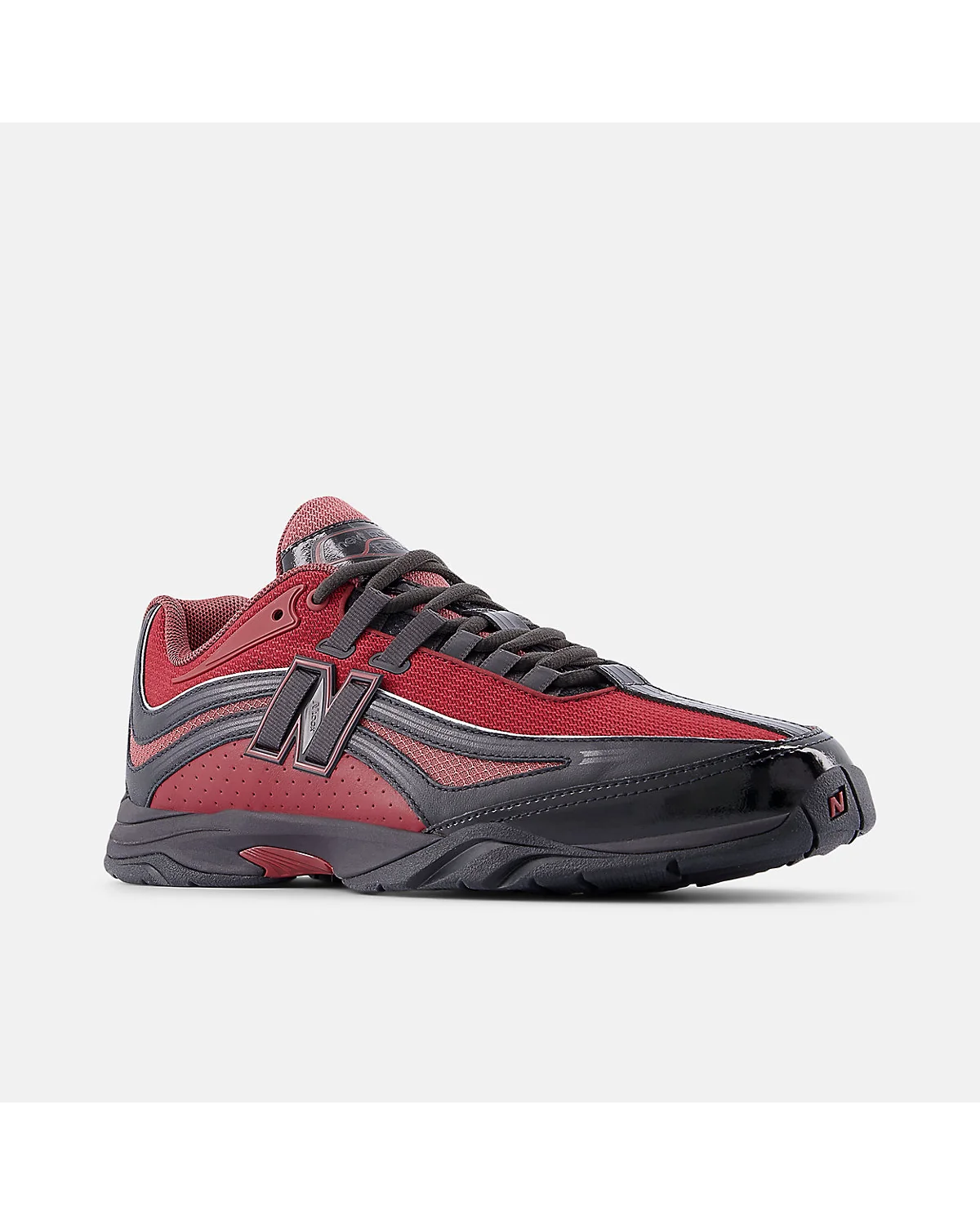 Бордовые кроссовки New Balance с чёрными панелями, другой ракурс