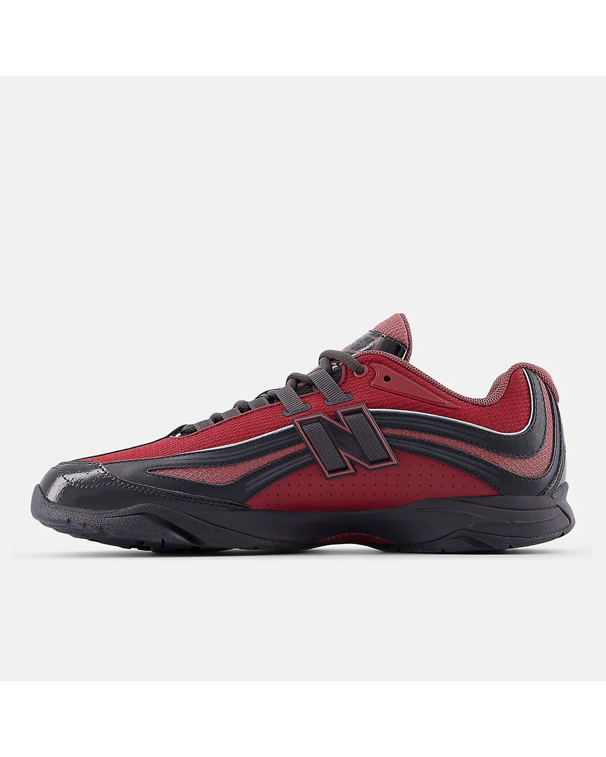 Подошва бордово-красных кроссовок New Balance с чёрным элементом