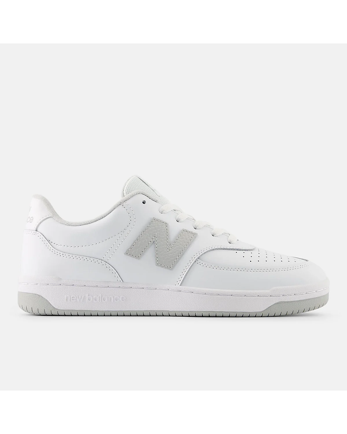 Белые кроссовки New Balance с серыми вставками, вид сбоку