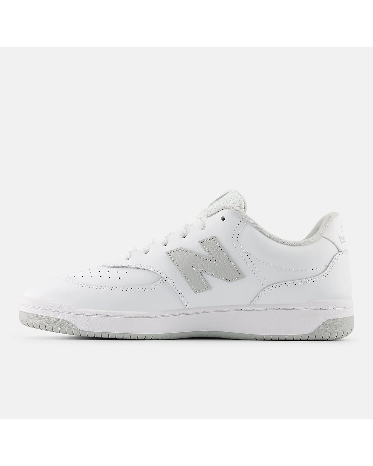 Белые кроссовки New Balance на модели на траве
