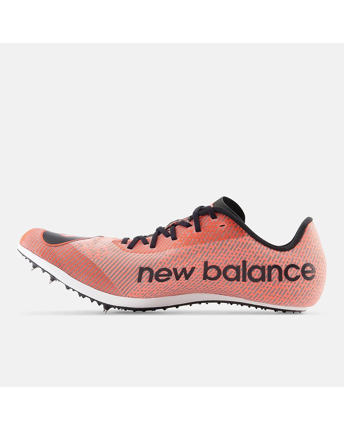 Подошва оранжевых шиповок New Balance с металлическими шипами
