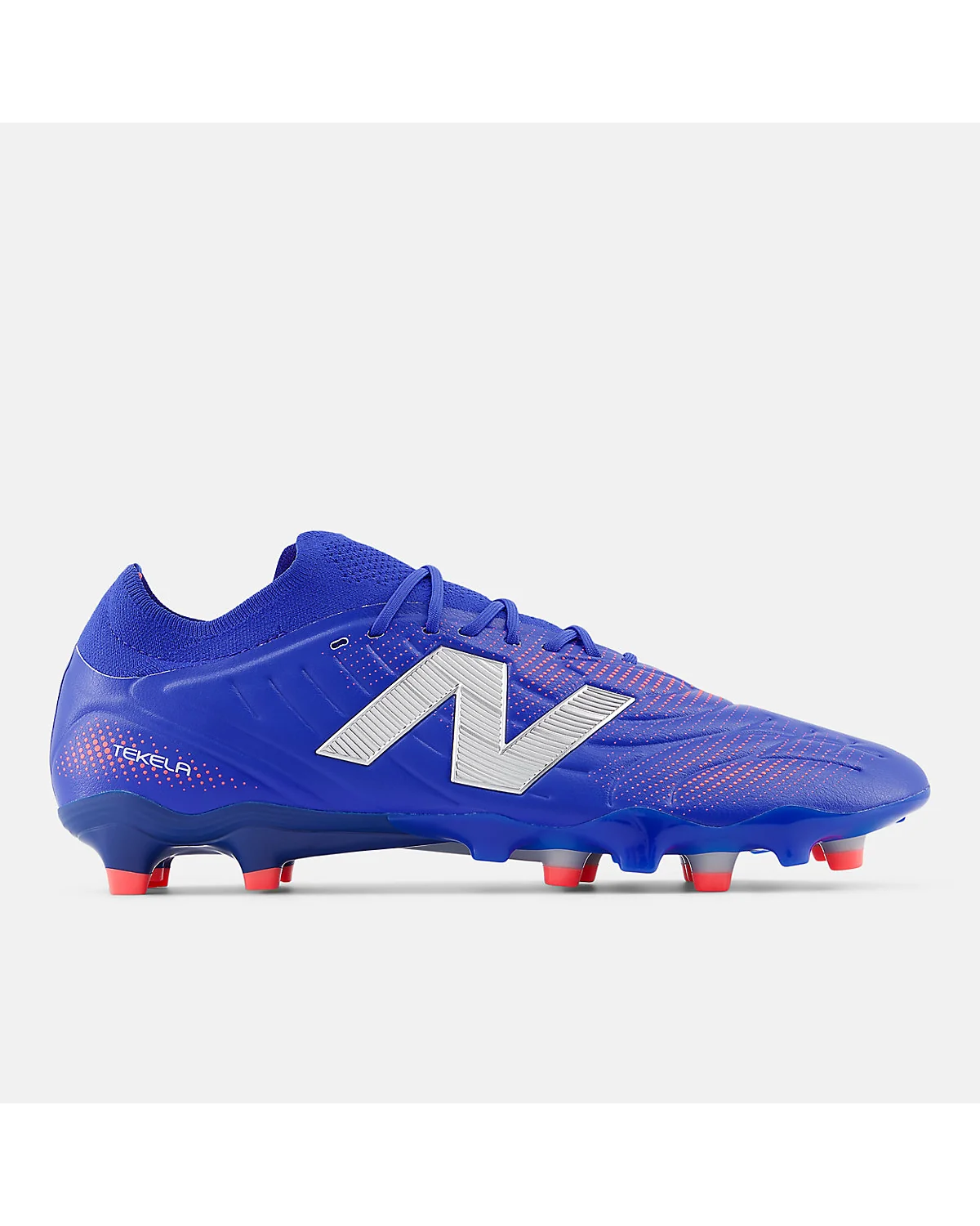 Синие женские футбольные бутсы New Balance с белым логотипом, вид сбоку