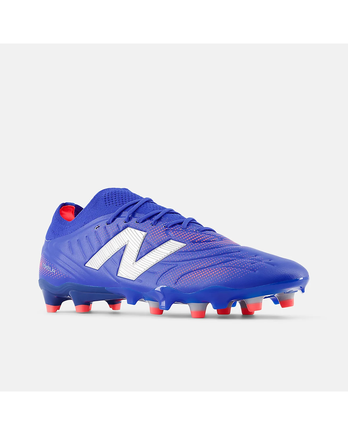 Синие бутсы New Balance с красными шипами, другой ракурс