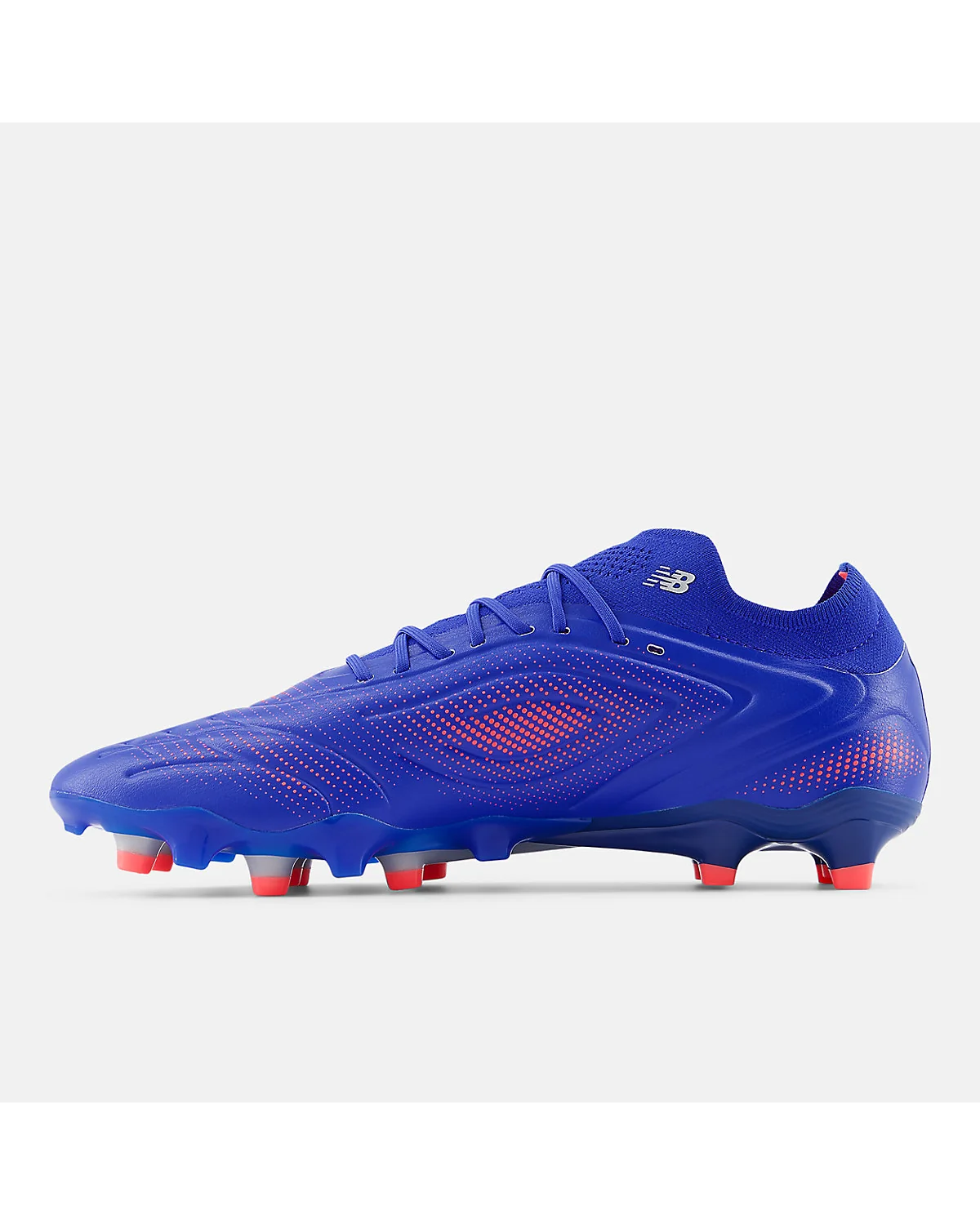 Подошва синих женских бутс New Balance с красными шипами FG