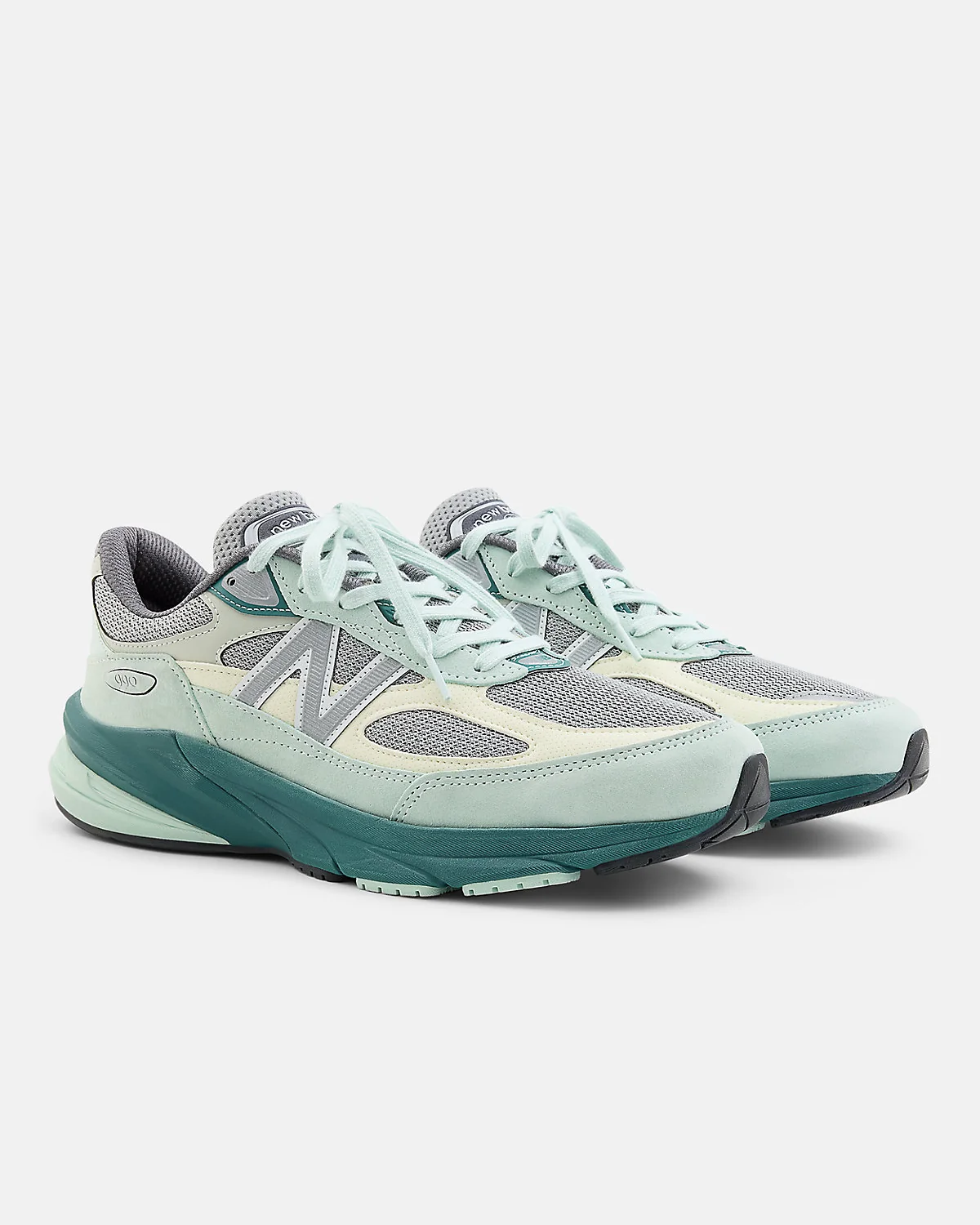 Кроссовки New Balance 990v6 в цвете индиго, вид сбоку