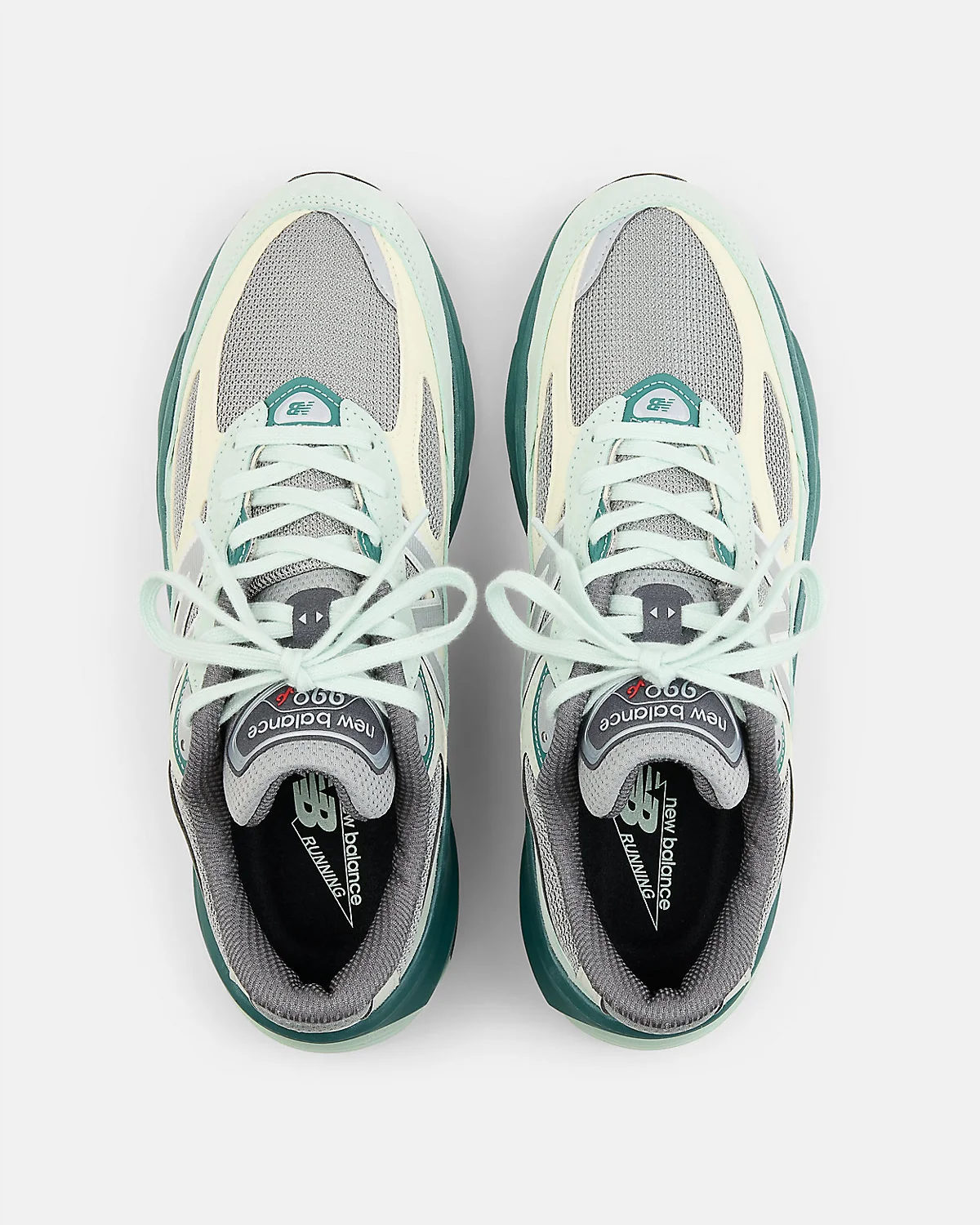 Вид сверху кроссовок New Balance 990v6 с серыми и синими вставками