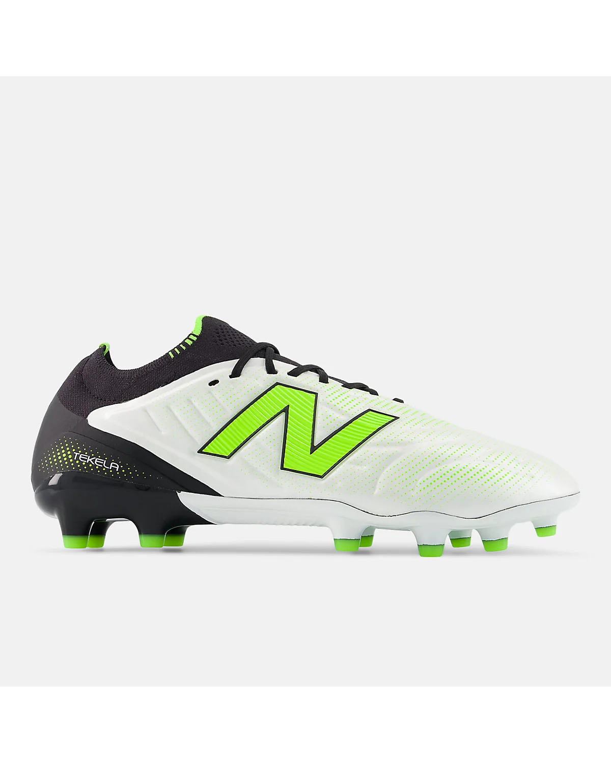 Белые женские футбольные бутсы New Balance с ярко-зелёным логотипом, вид сбоку