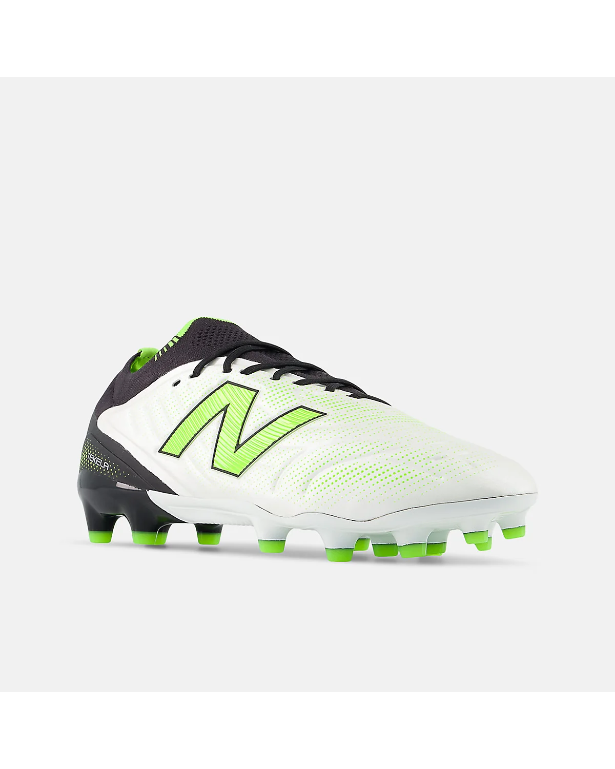 Белые женские бутсы New Balance с зелёными шипами, вид сбоку