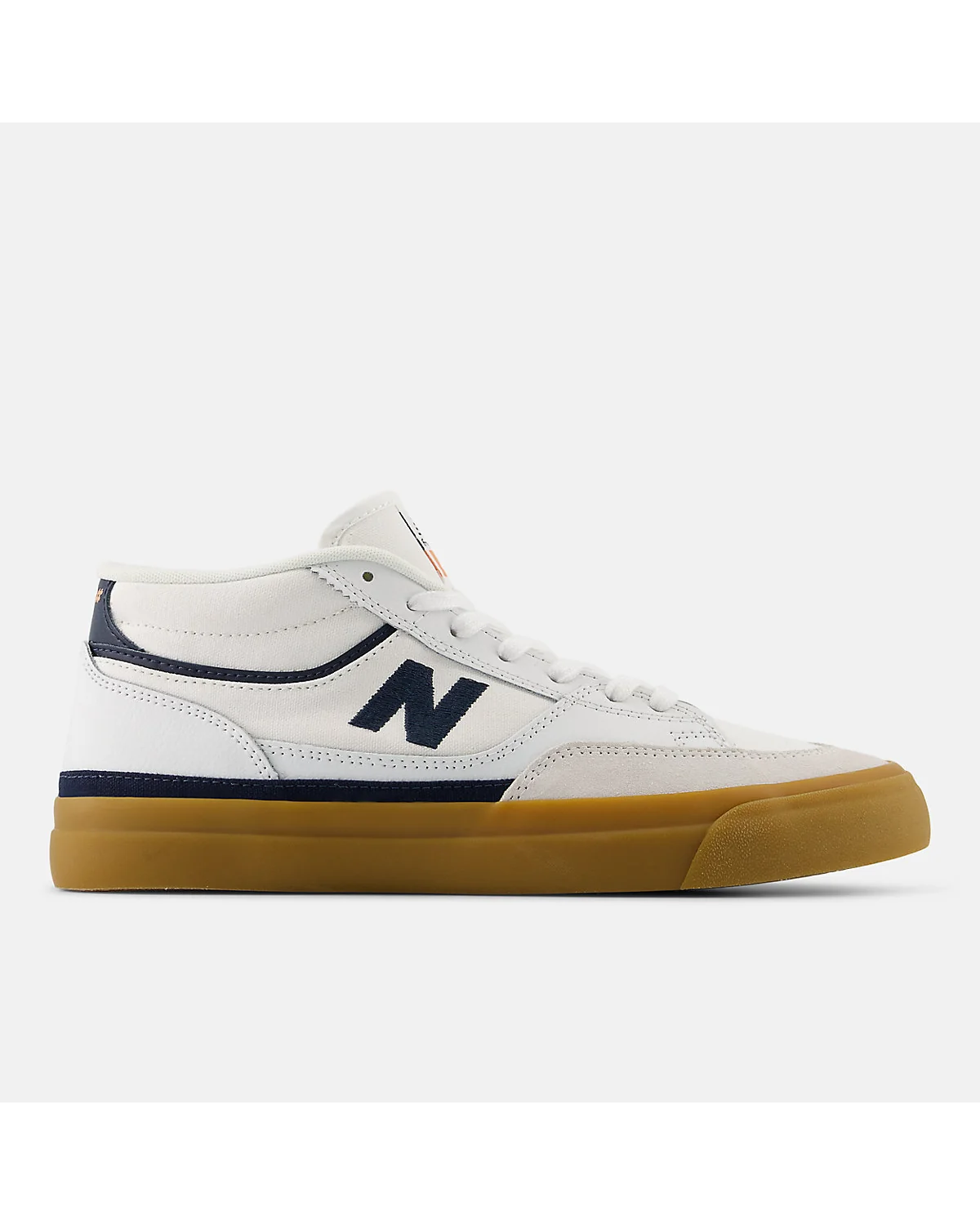 Белые кроссовки New Balance Franky Villani 417 с тёмно-синими вставками, вид сбоку.