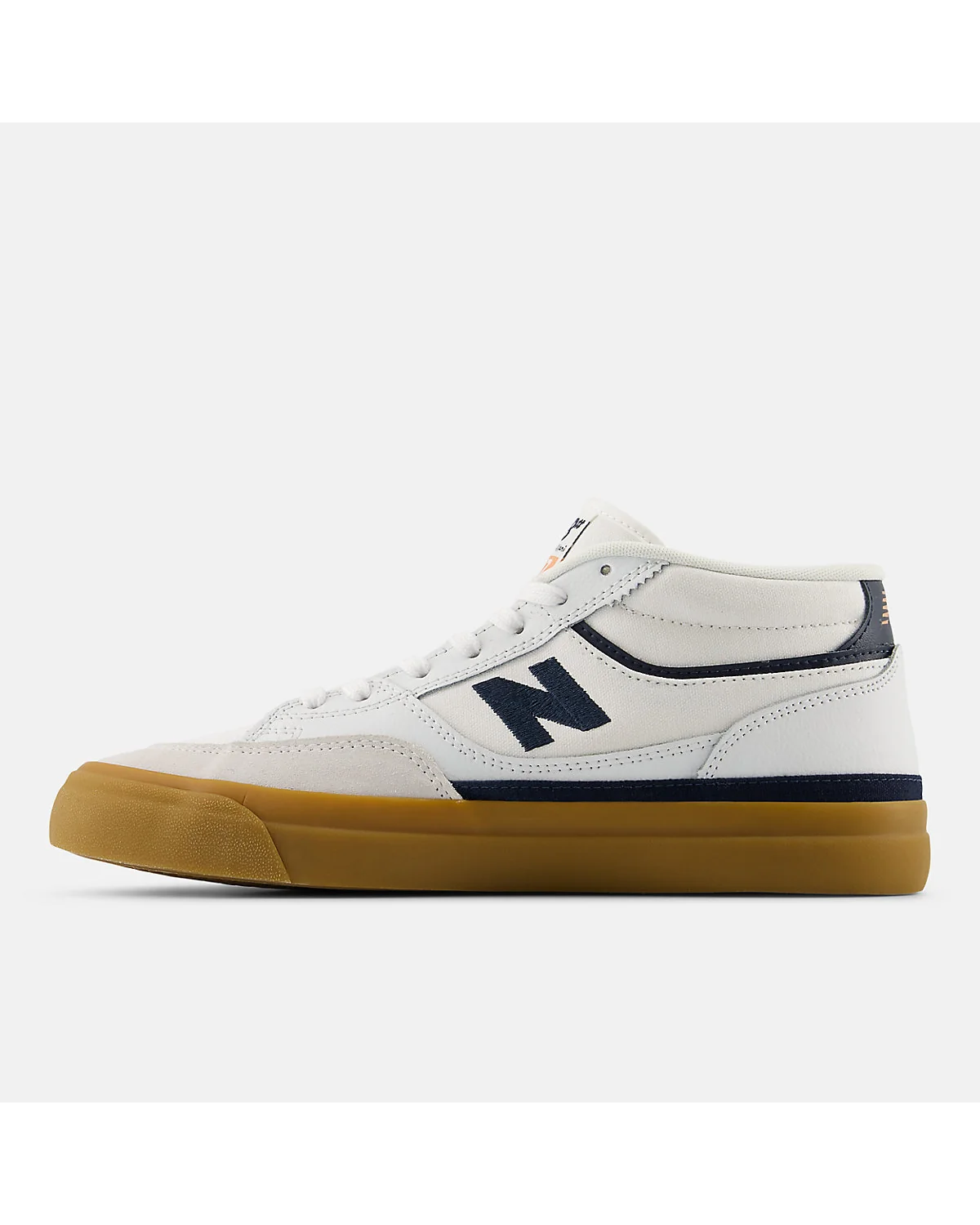 Подошва кроссовок New Balance 417 с бежевым цветом и протектором, вид снизу.