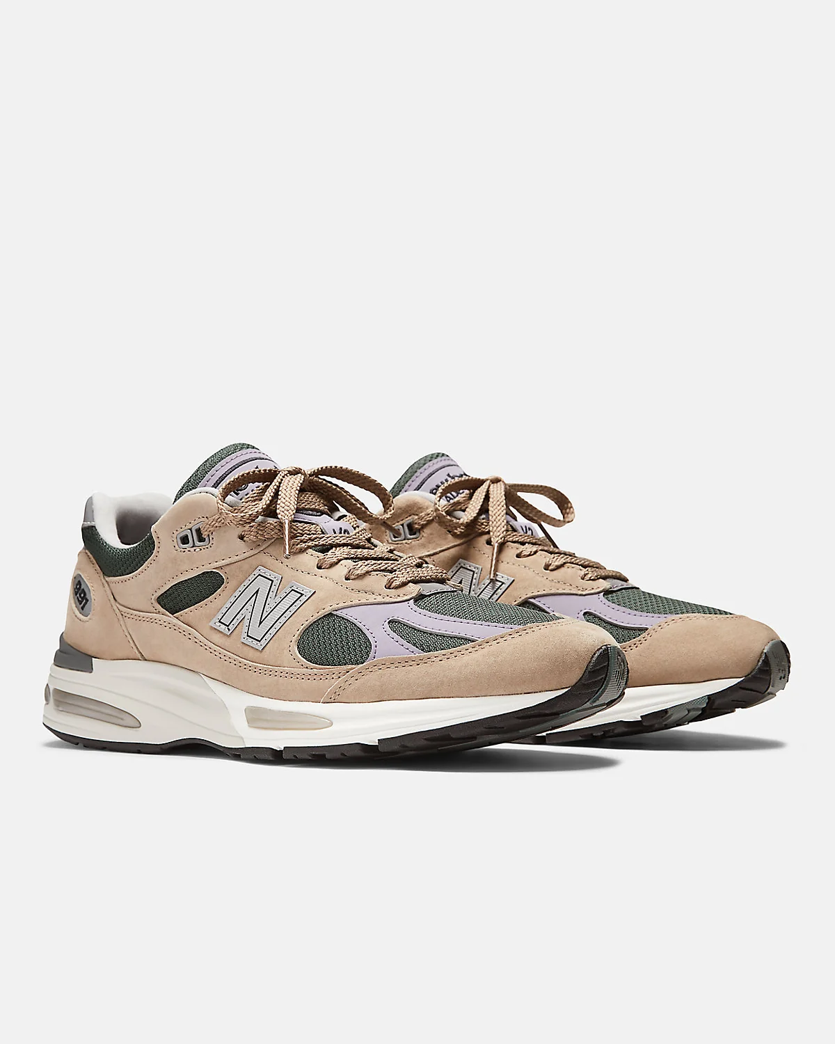 Чёрные кроссовки New Balance 991V2 с фиолетовой панелью, трёхчетвертной вид.