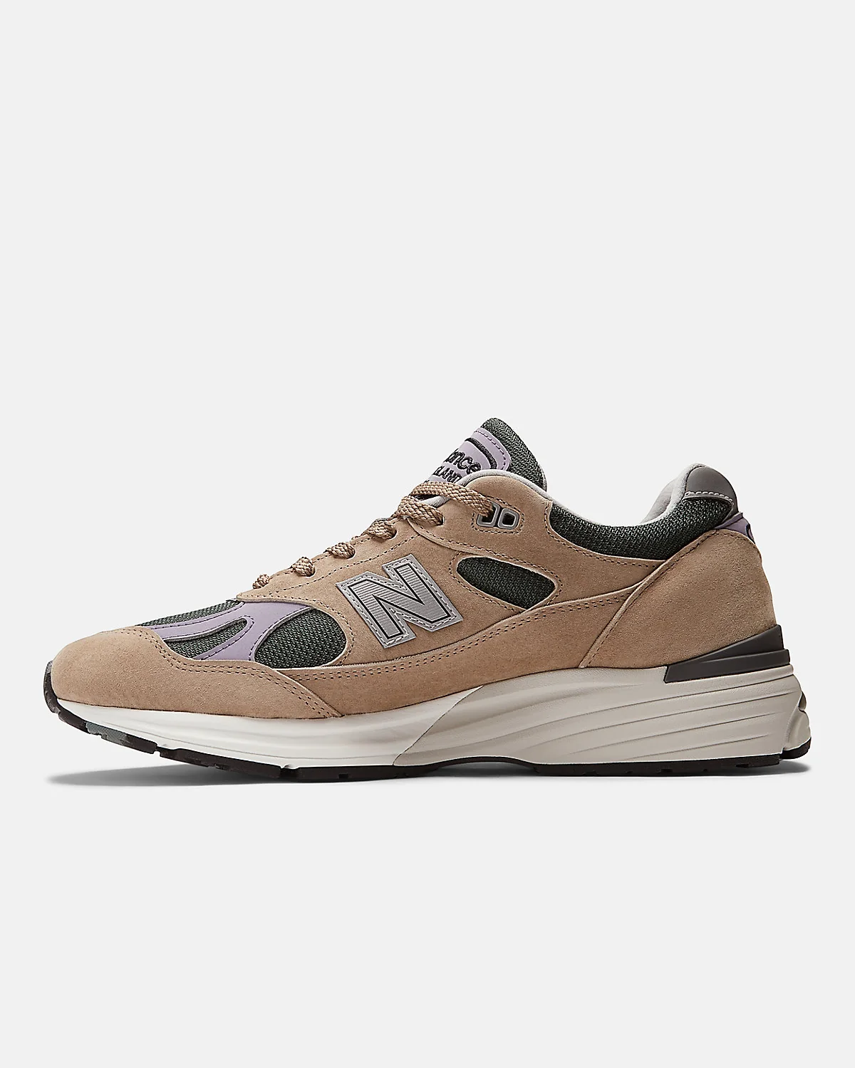 Подошва кроссовок New Balance 991V2 с белой и чёрной отделкой, вид снизу.