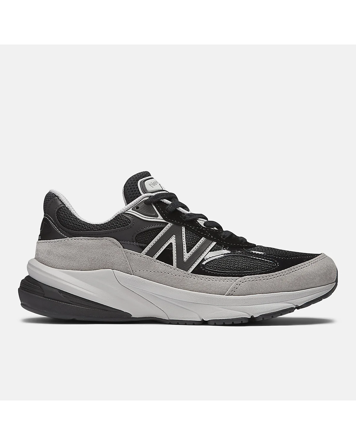 Чёрные кроссовки New Balance 990v6 с серой подошвой, вид сбоку.