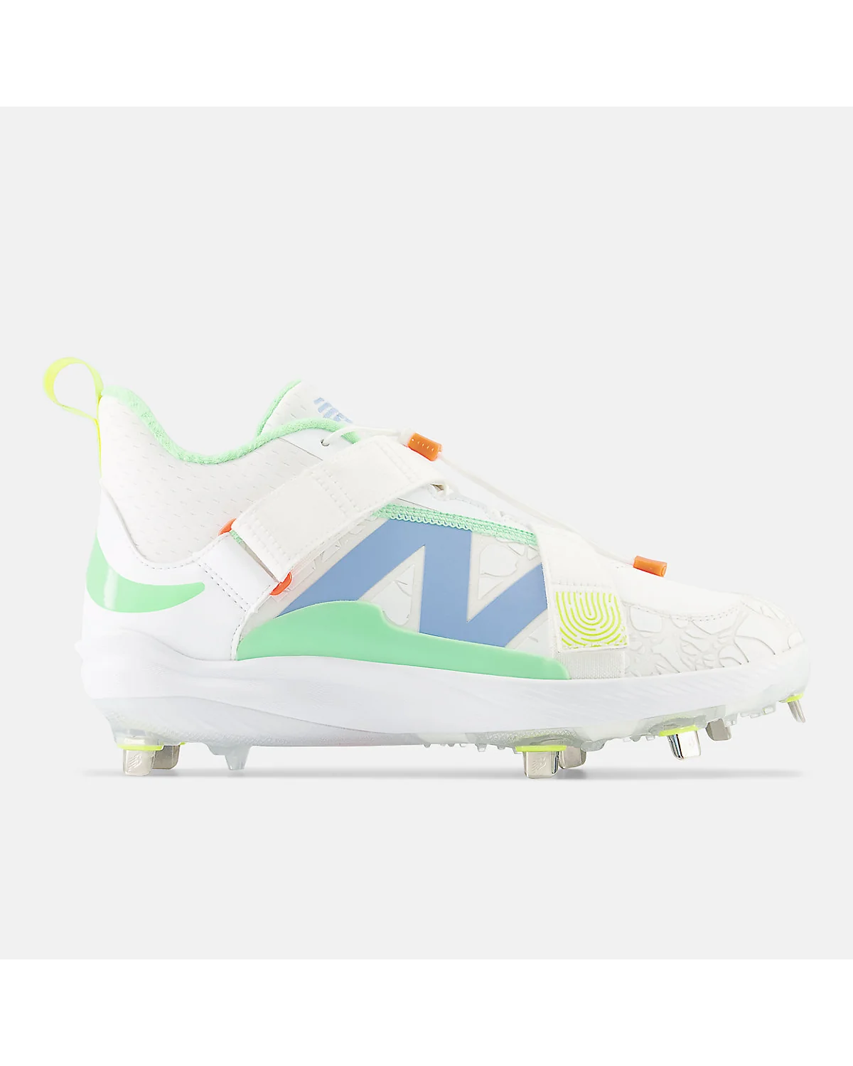 Белые бутсы New Balance Lindor 2 с зелёными и оранжевыми вставками, вид сбоку.