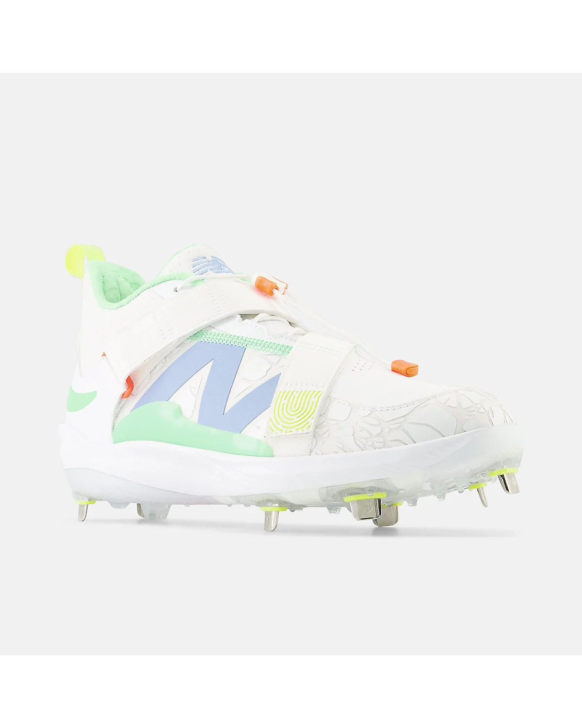 Белые бутсы New Balance Lindor 2 с яркими вставками, вид спереди.