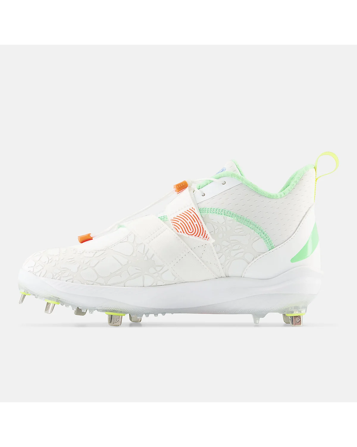 Подошва бутс New Balance Lindor 2 с металлическими шипами, вид снизу.
