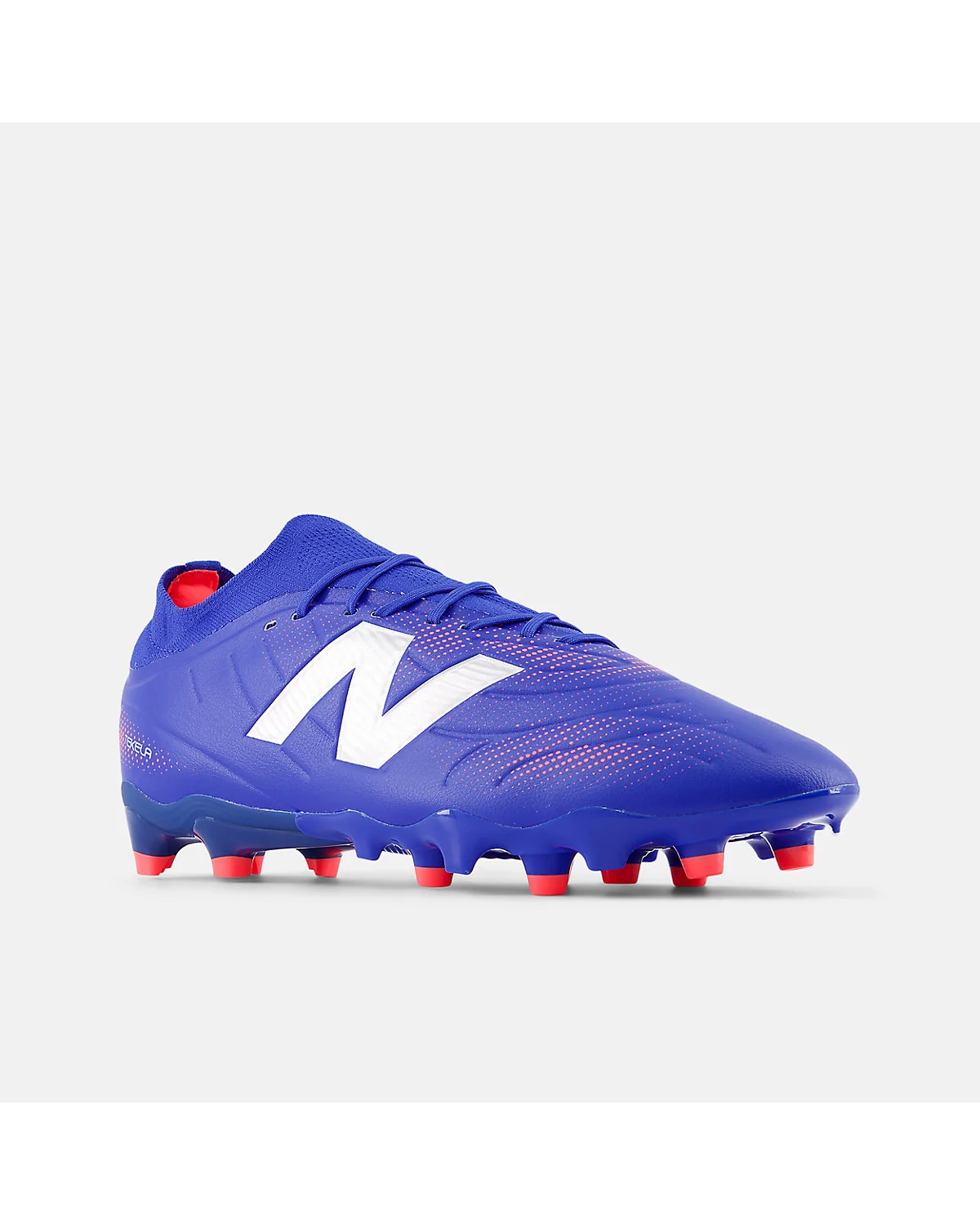 Синие бутсы New Balance Tekela под углом, трёхчетвертной вид.