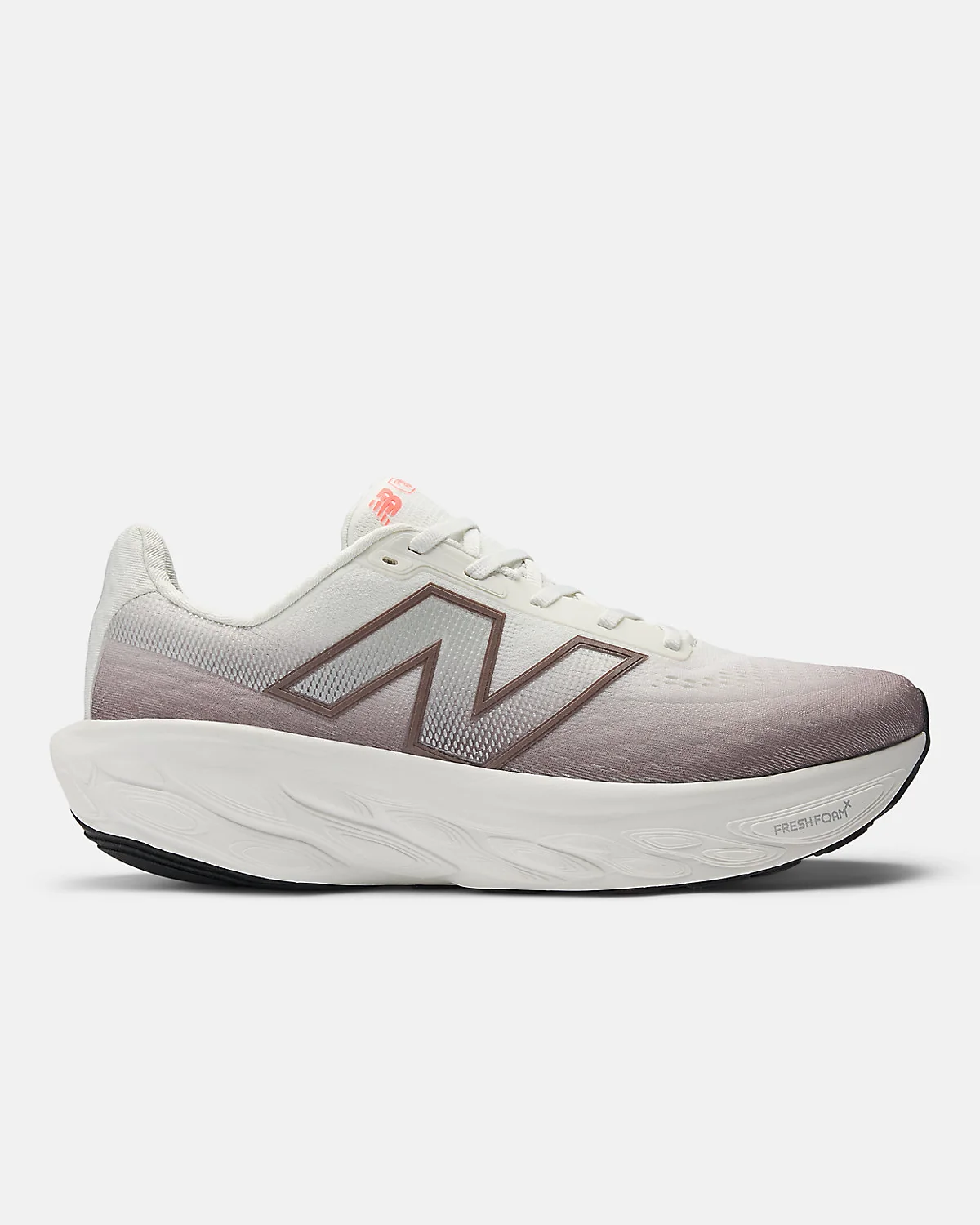 Белые кроссовки New Balance Fresh Foam X 1080v14 с зелёным логотипом, вид сбоку.