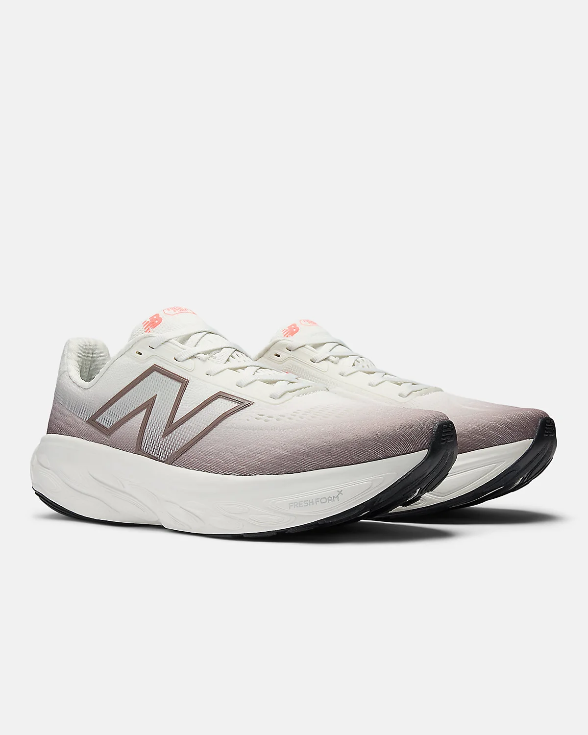 Пара белых кроссовок New Balance Fresh Foam X 1080v14 под углом, вид спереди.