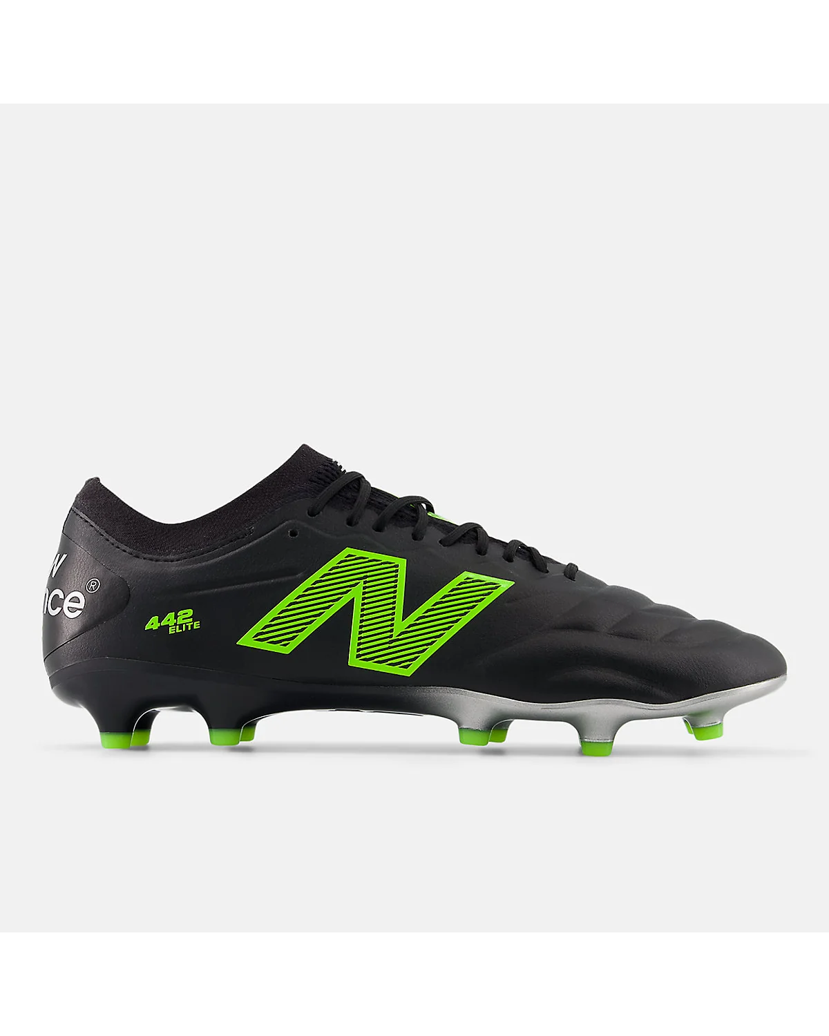 Чёрные футбольные бутсы New Balance 442 ELITE с зелёными шпильками, вид сбоку.