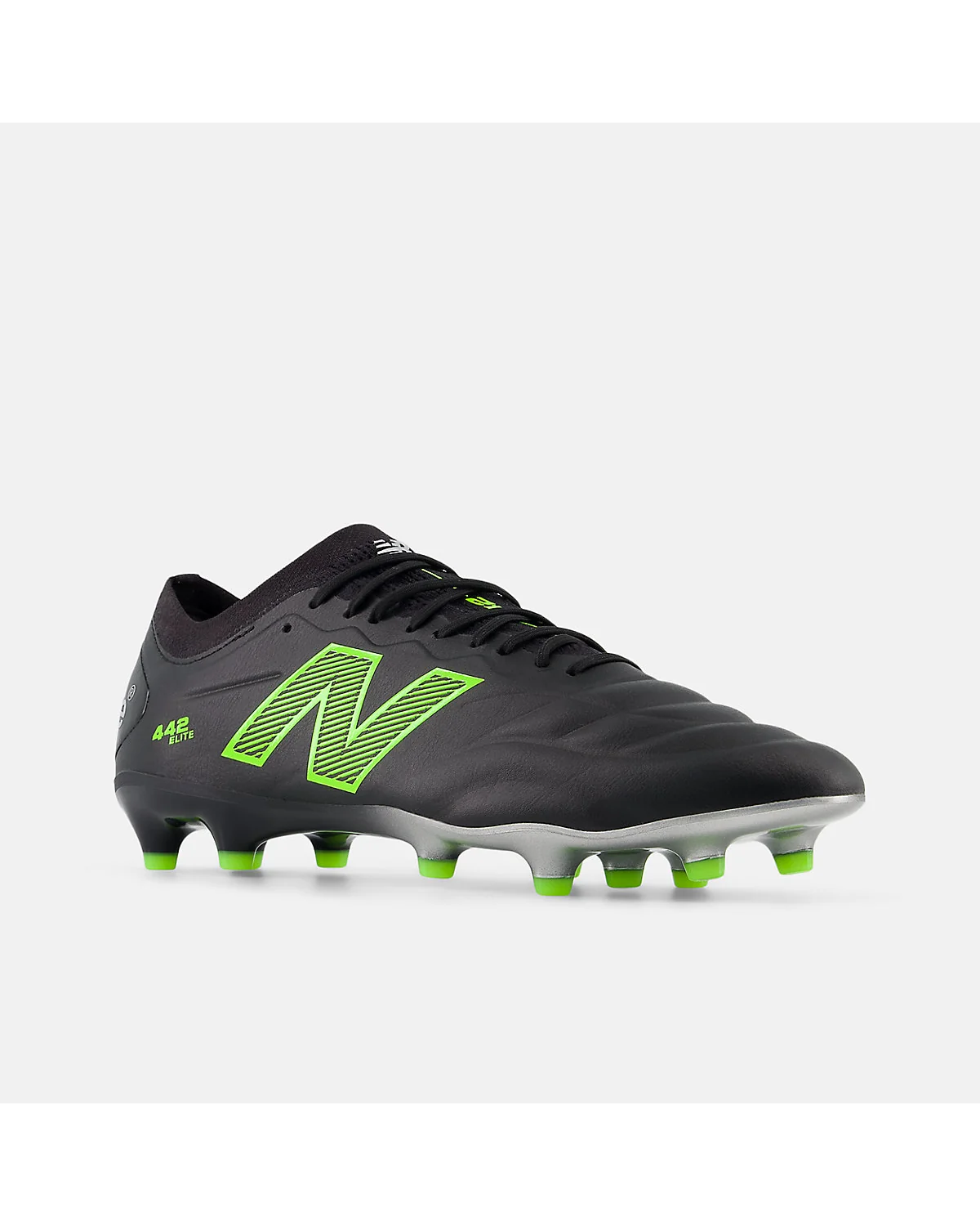 Чёрные бутсы New Balance 442 ELITE под углом, вид спереди.