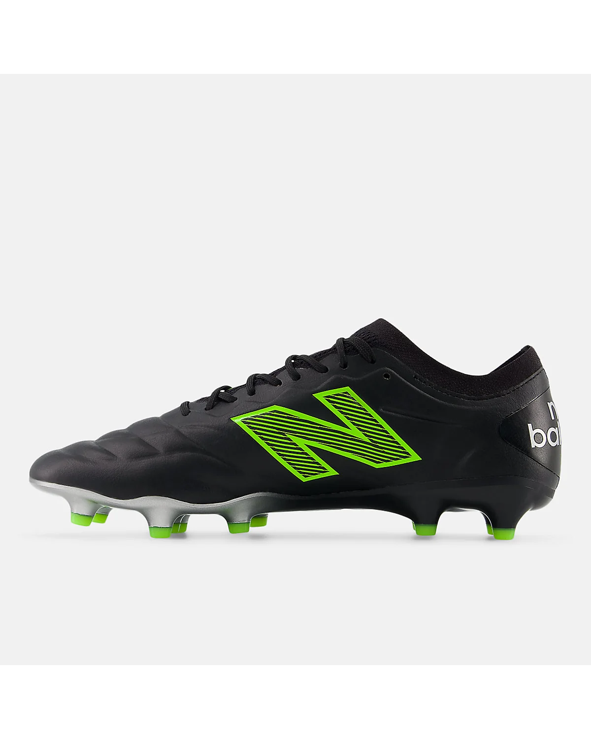 Подошва бутс New Balance 442 ELITE с шипами, вид снизу.