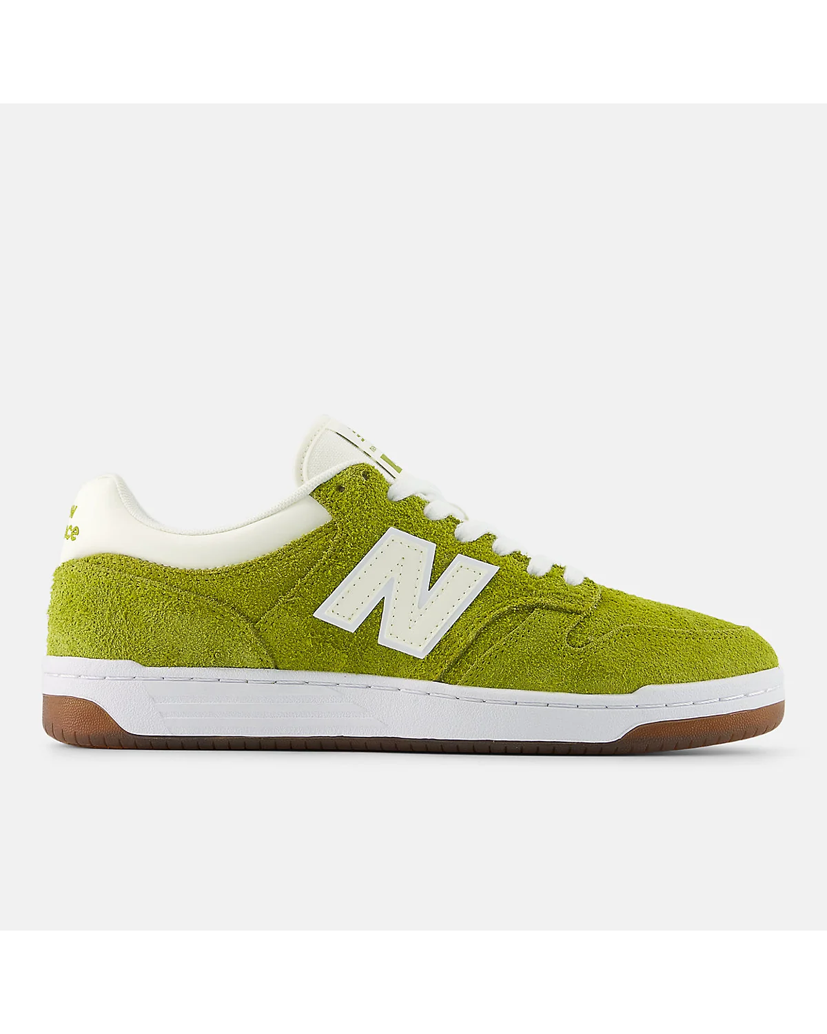 Зелёные замшевые кроссовки New Balance 480P с белым логотипом, вид сбоку