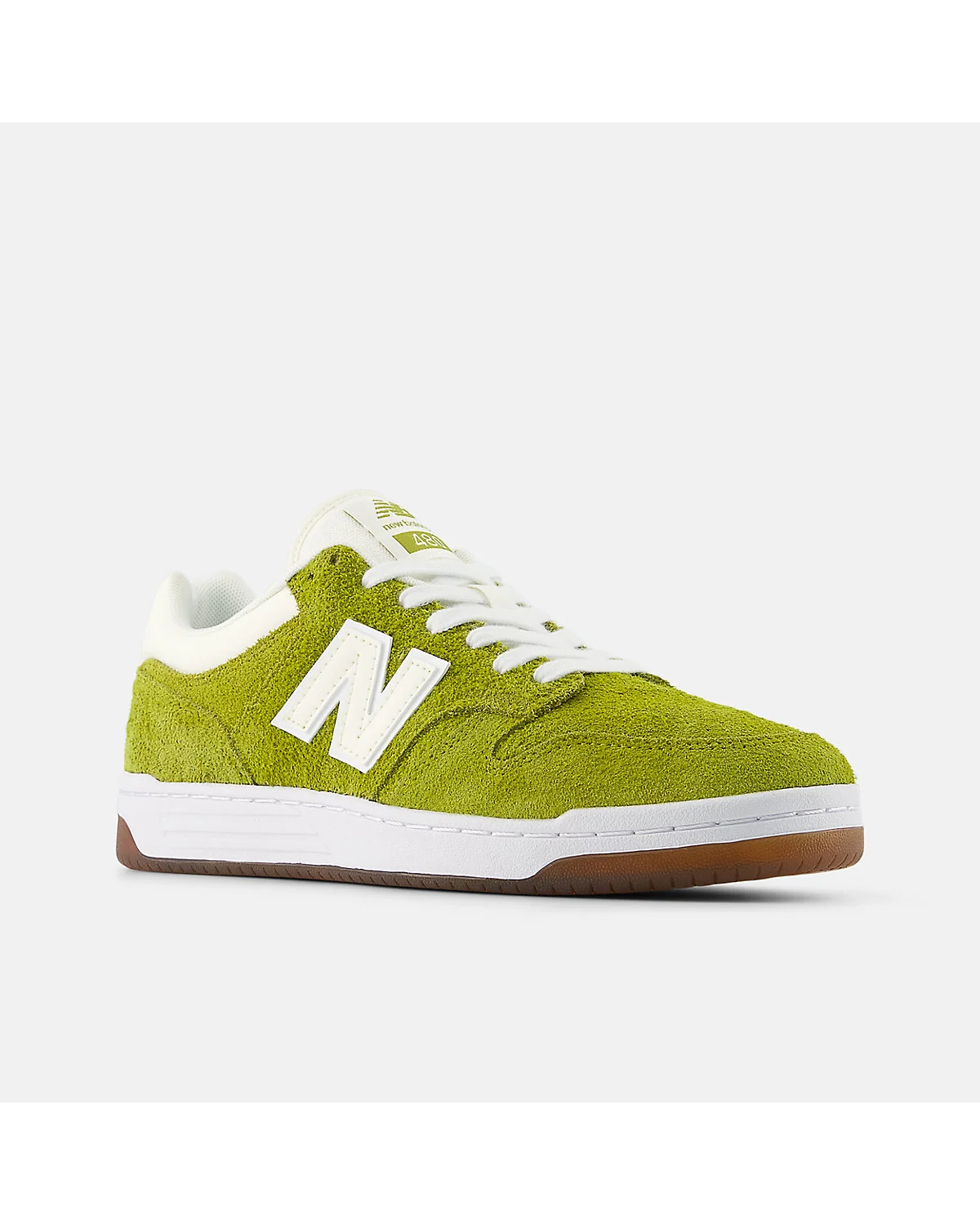 Зелёные замшевые кроссовки New Balance 480P, вид в три четверти