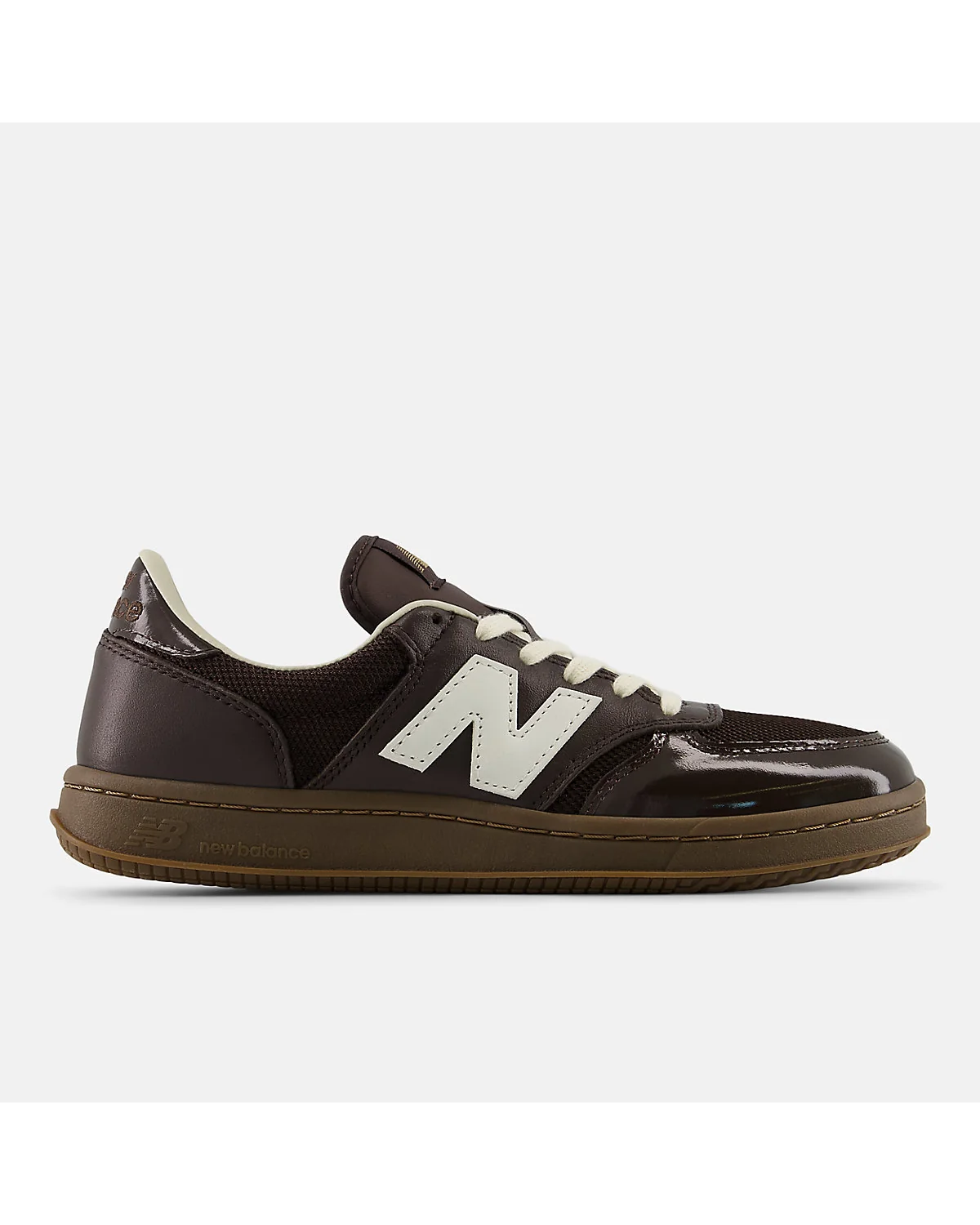 Коричневые кроссовки New Balance T500 со светлой подошвой, вид сбоку