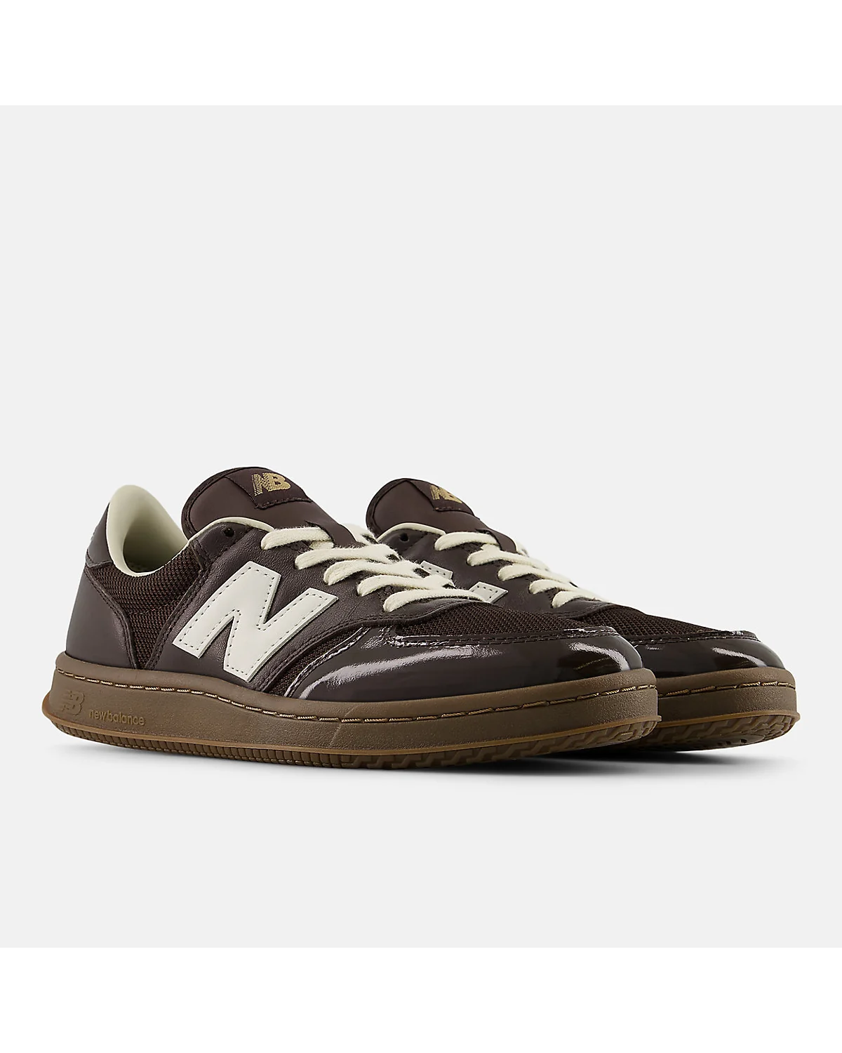 Коричневые кроссовки New Balance T500, вид спереди