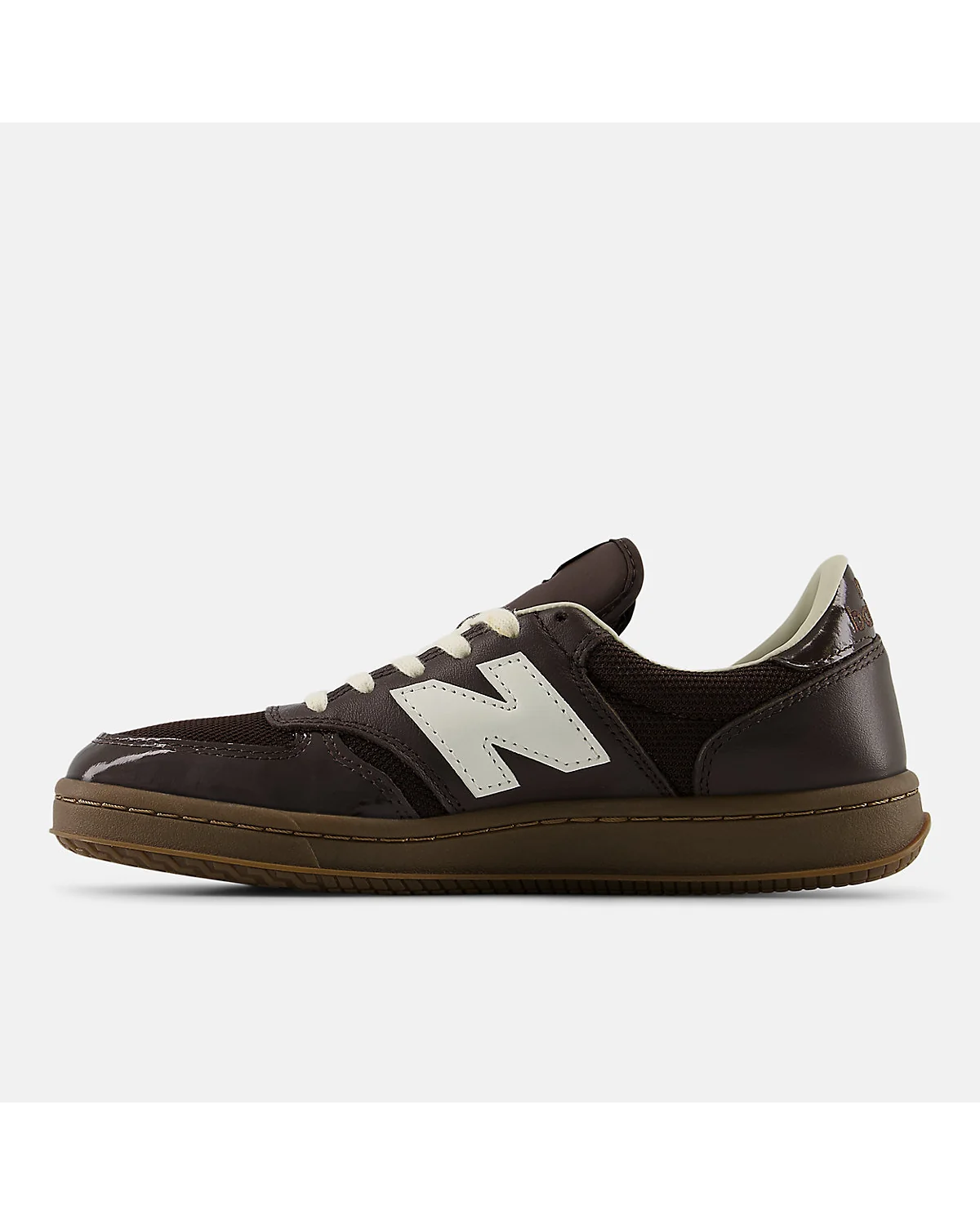 Подошва коричневых кроссовок New Balance T500, светлая резина