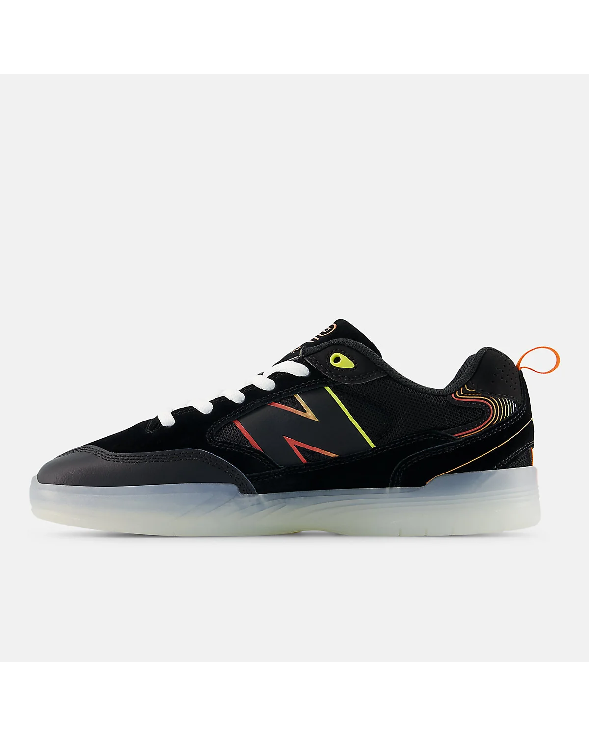 Крупный план верха кроссовок New Balance: сетка, синтетические вставки, оранжевые акценты.