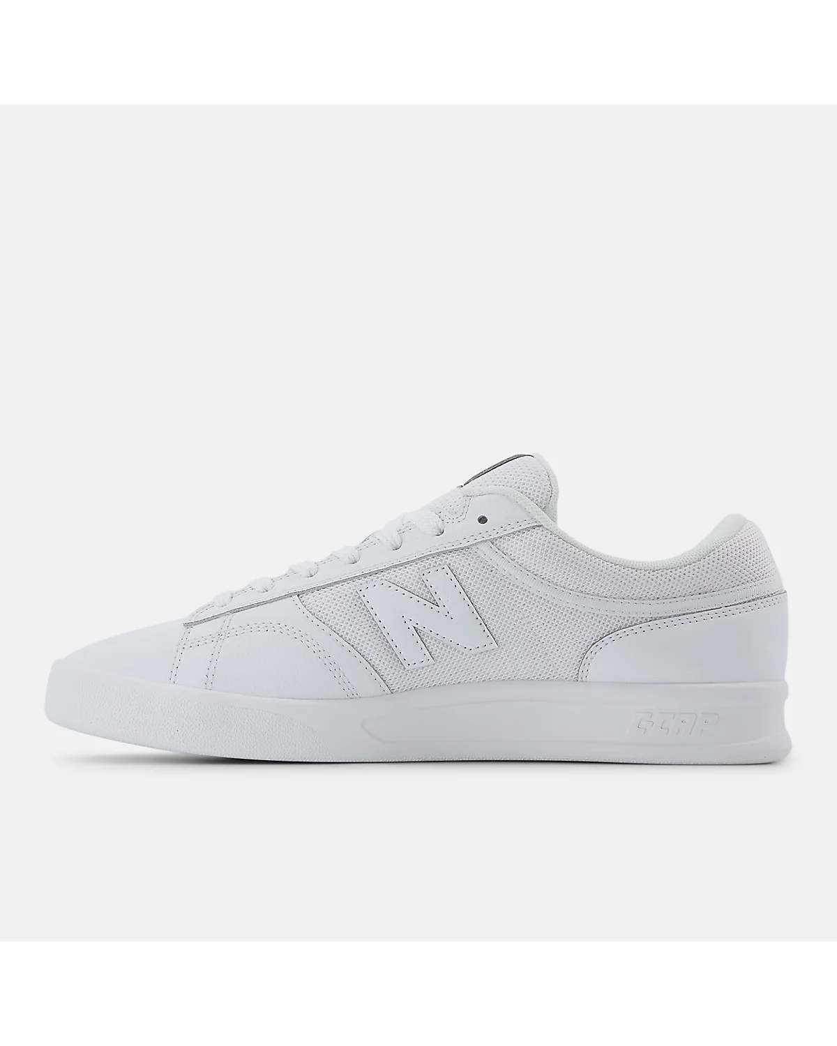 Сбоку белые кроссовки New Balance 430, видна простая конструкция без декора.