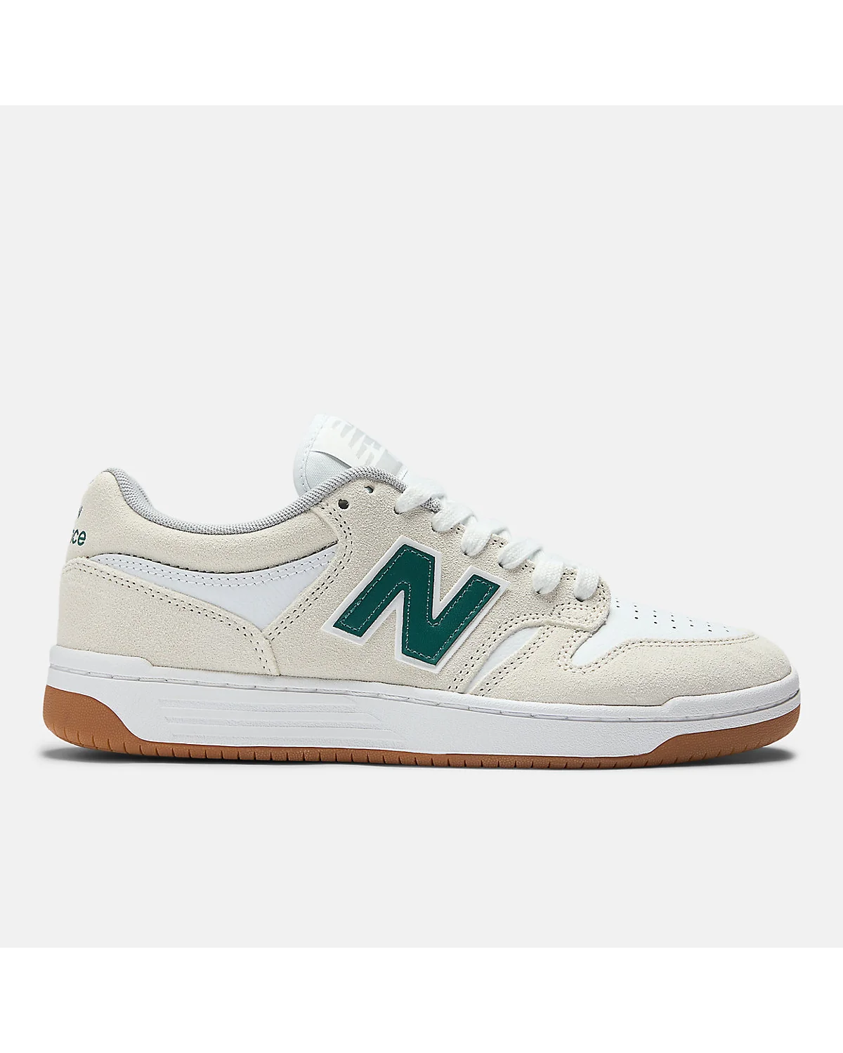 Кроссовки New Balance 480 цвета морской соли с тёмно-зелёным логотипом и коричневой подошвой.