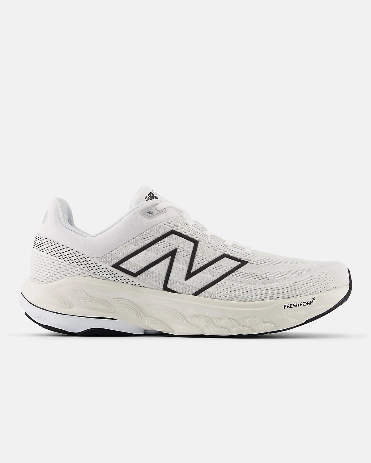 Чёрные беговые кроссовки New Balance с белой и серой подошвой, вид сбоку.