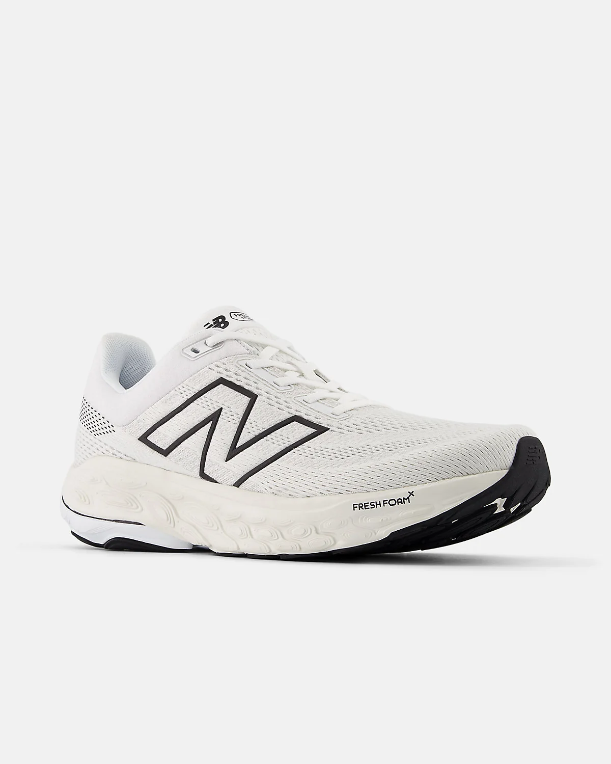 Беговые кроссовки New Balance чёрные, фронтальный вид, видна белая подошва и логотип N.