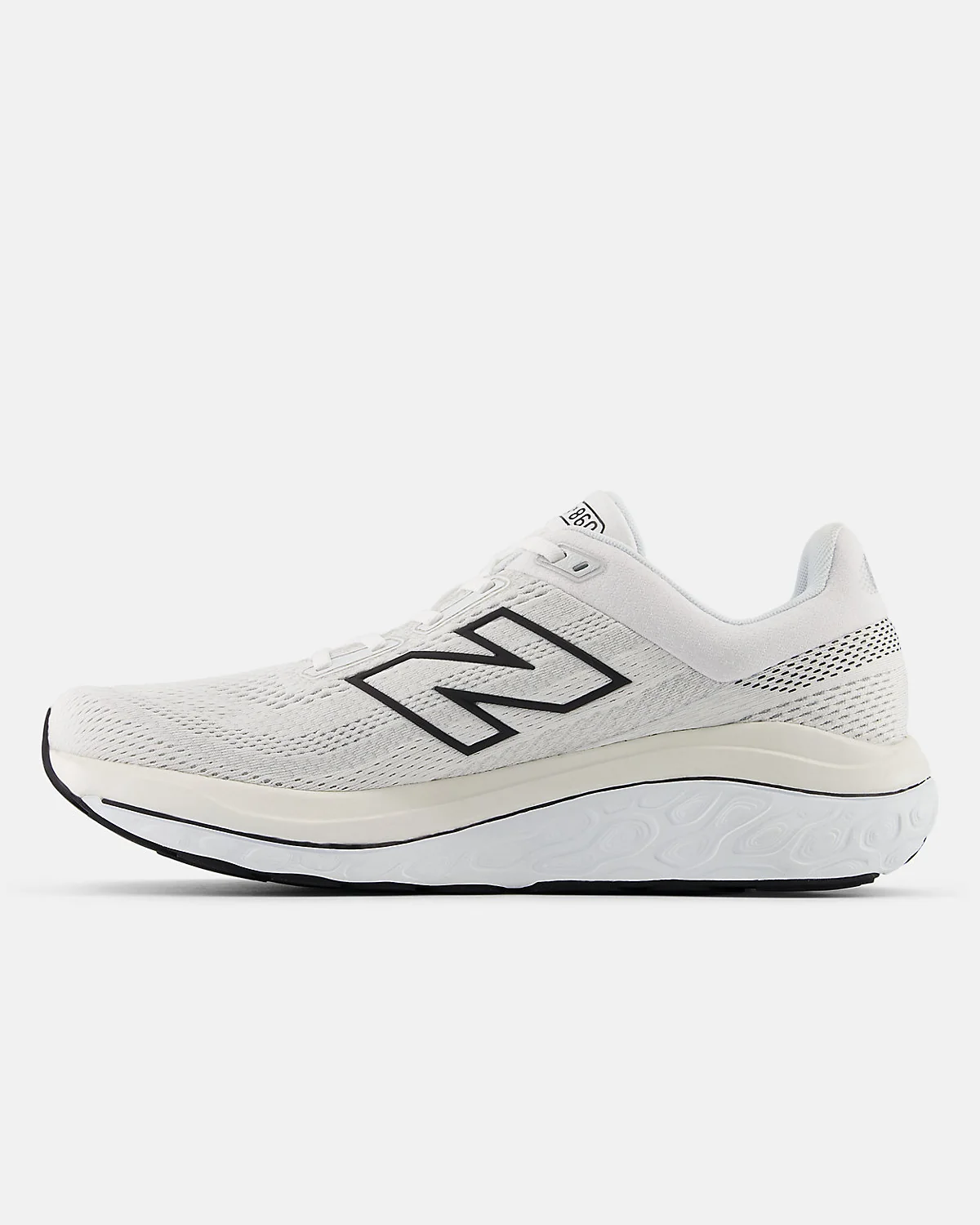 Крупный план верха беговых кроссовок New Balance: сетка и синтетика, логотип N.