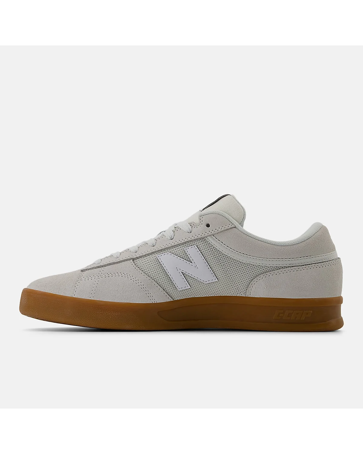 Сбоку кроссовки New Balance 430, видна замша и переход к коричневой подошве.