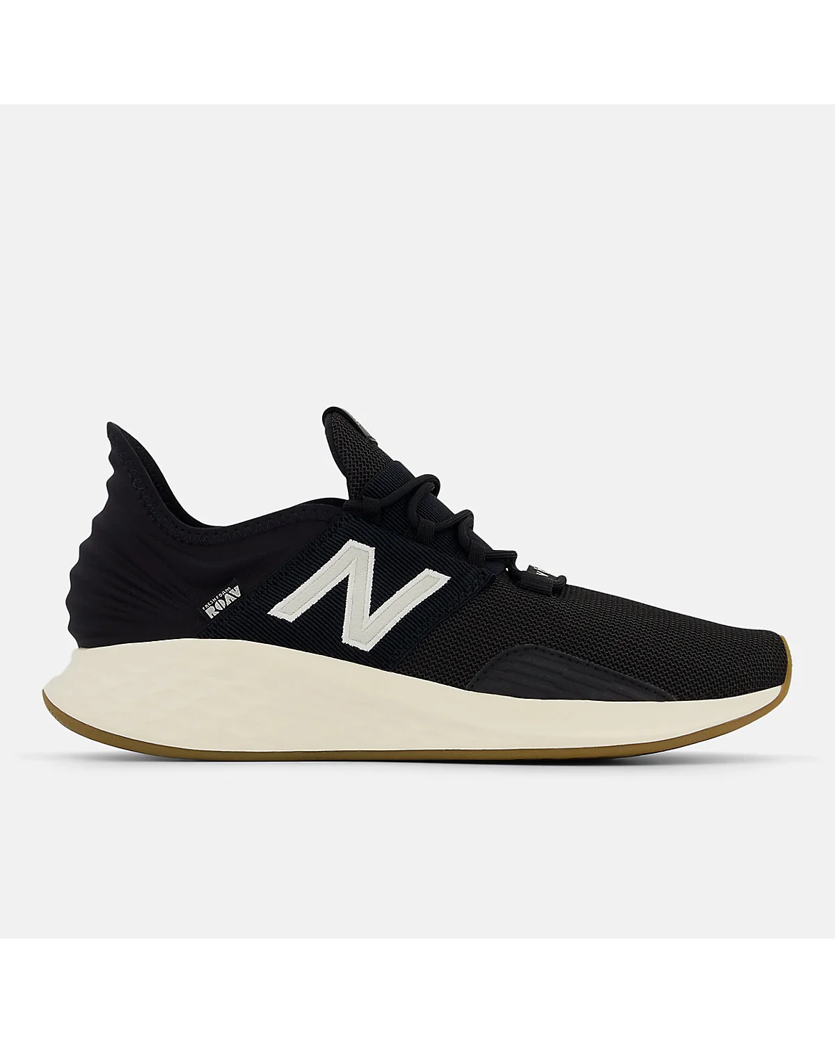 Чёрные кроссовки New Balance с высокой манжетой и белой подошвой, вид сбоку.