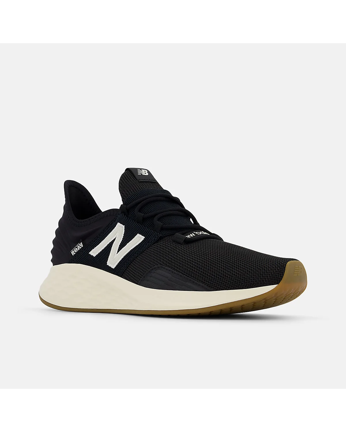 Кроссовки New Balance чёрные с манжетой, вид три четверти, видна вся конструкция.